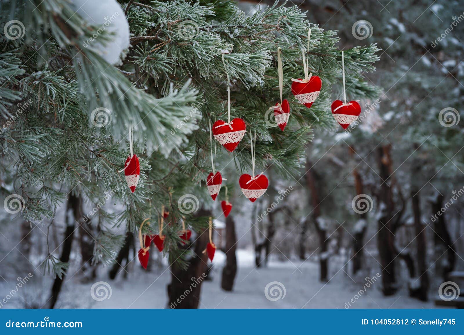 Ramo Da Árvore De Natal Sufocado Com Uma Queda De Neve. Fundo Do