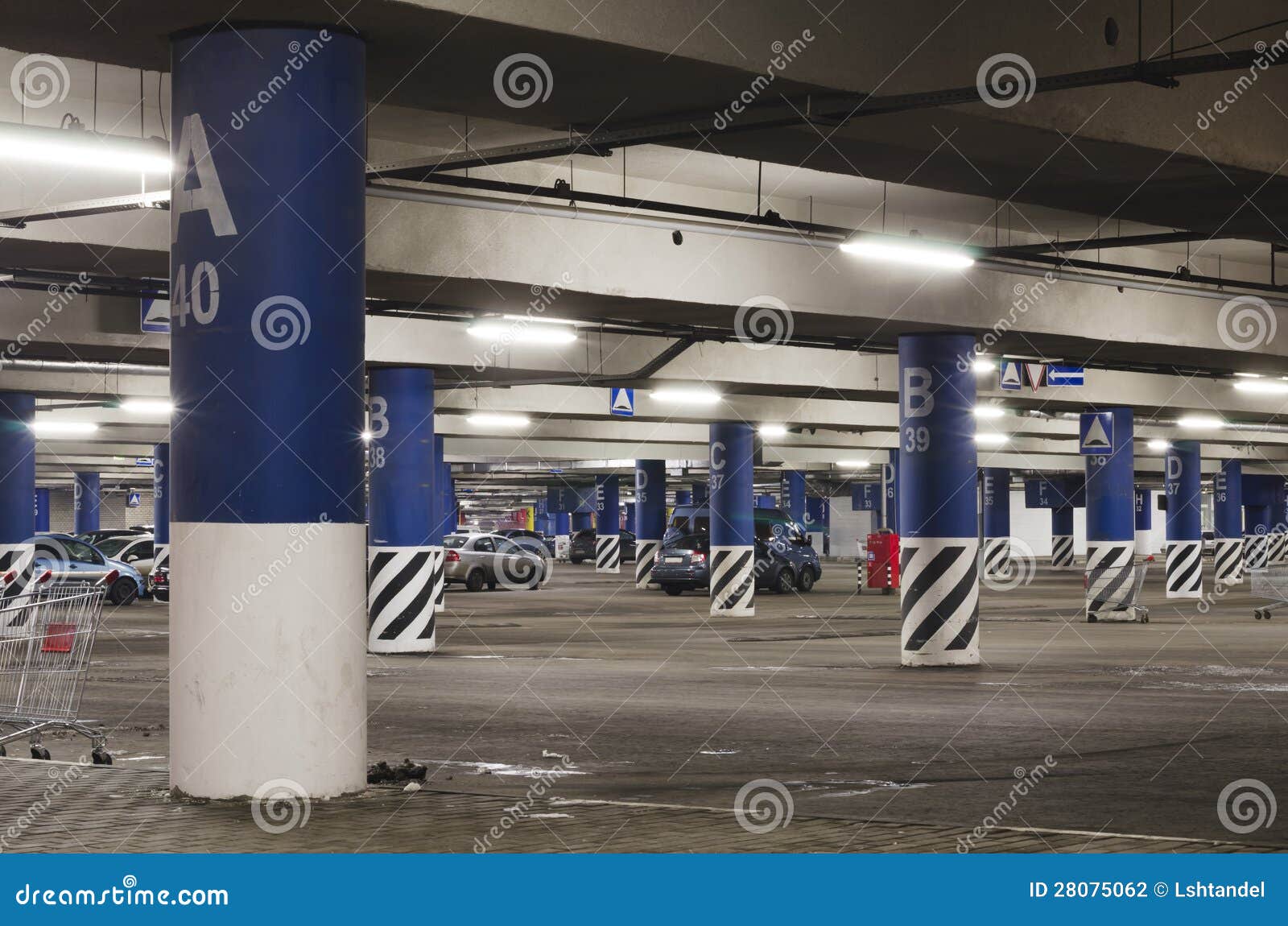 Noc podziemny parking zdjęcie stock. Obraz złożonej z parking 28075062