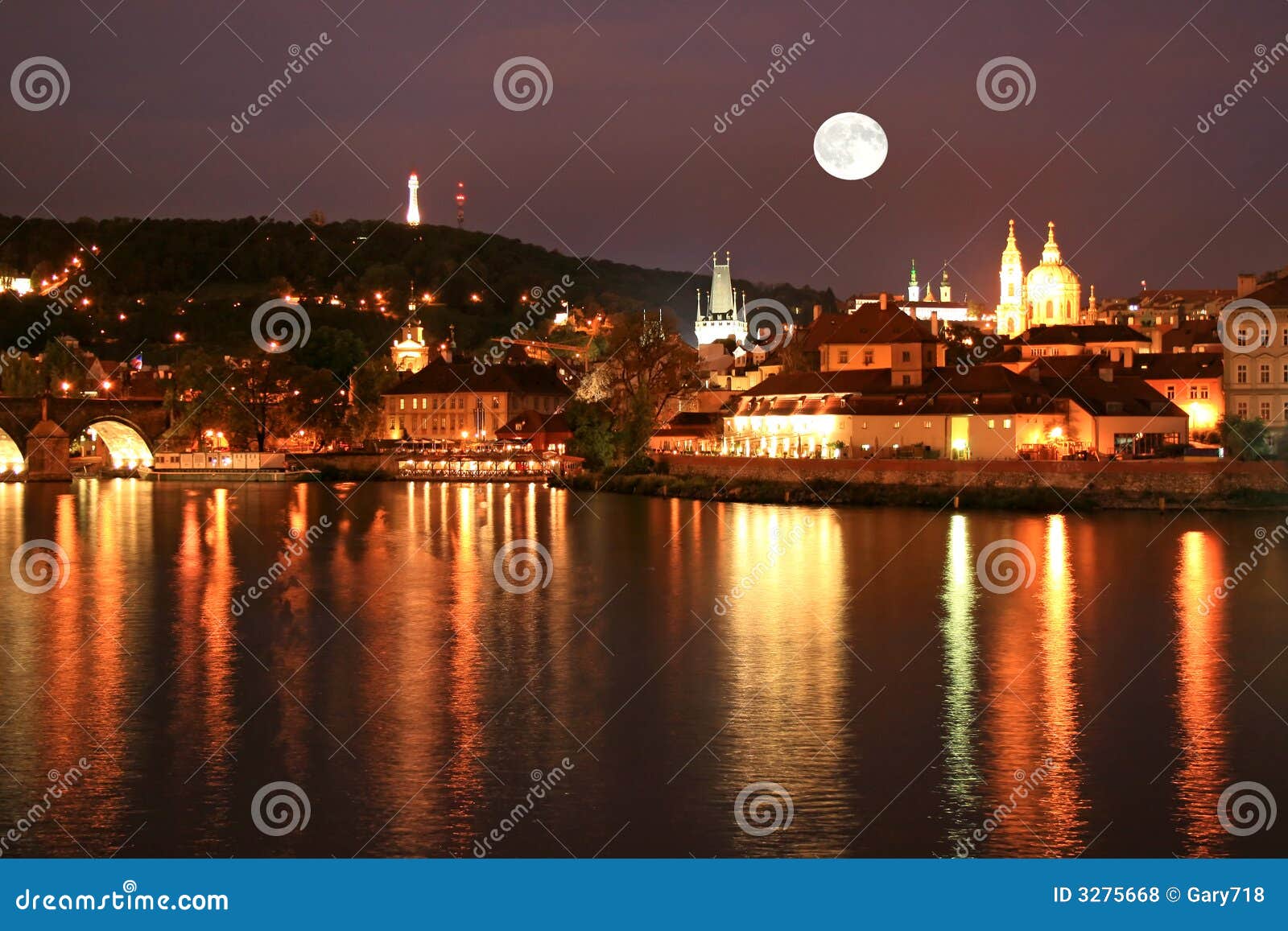 Noc Prague widok. Piękna noc na miasto Prague świetle Vltava rzeki