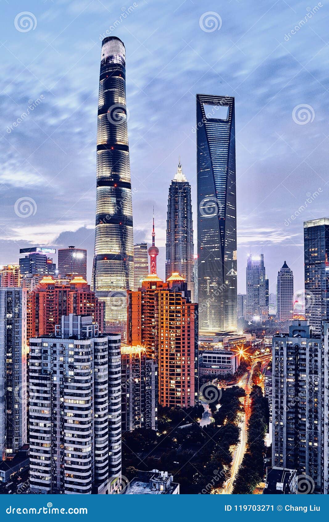 Noche de Shangai. Opinión de la noche de la mayoría de la arquitectura sabida en el lujiazui de Shangai