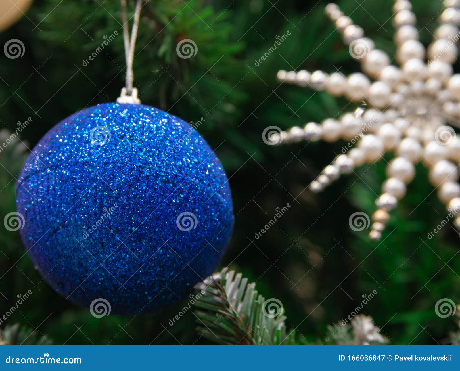Nochebuena Azul Brillante Colgando De La Rama Verde Del árbol Luces Y  Guirnaldas Imagen de archivo - Imagen de oscuro, resaltar: 166036847