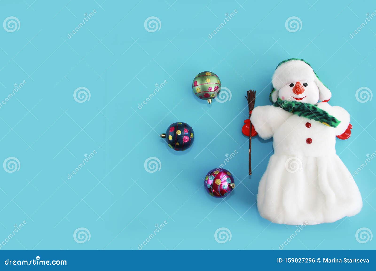 Nochebuena Blanca, Bolas De Juguetes Y Conos Para Las Fiestas De Año Nuevo Foto de archivo - Imagen de juguetes, nuevo: 159027296