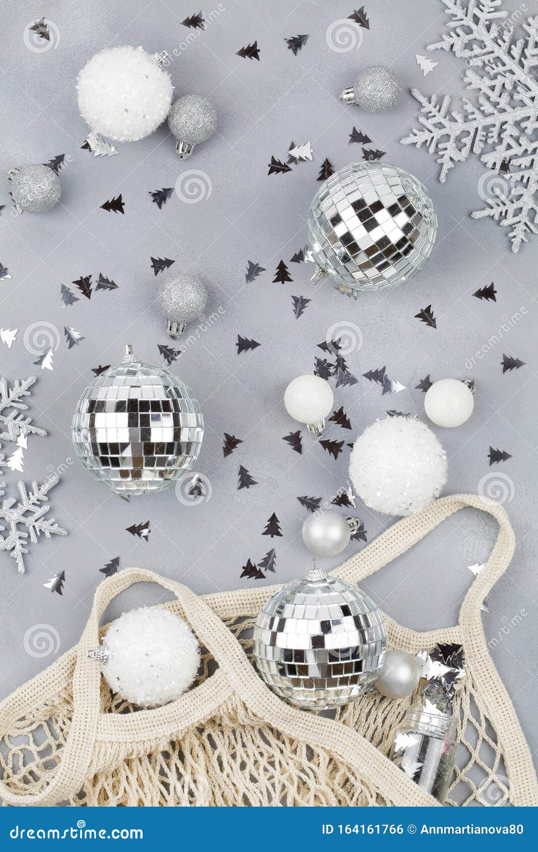 Nochebuena Decorativa De Bolas Blancas Y Plateadas Y Copos De Nieve Que  Salen De Mallas De Malla Ecológica Foto de archivo - Imagen de tela,  desempaque: 164161766