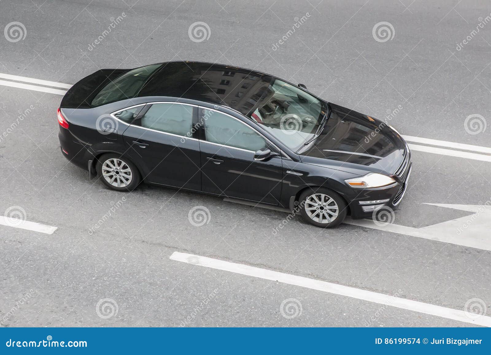 Noir moderne de voiture sur la route multibande