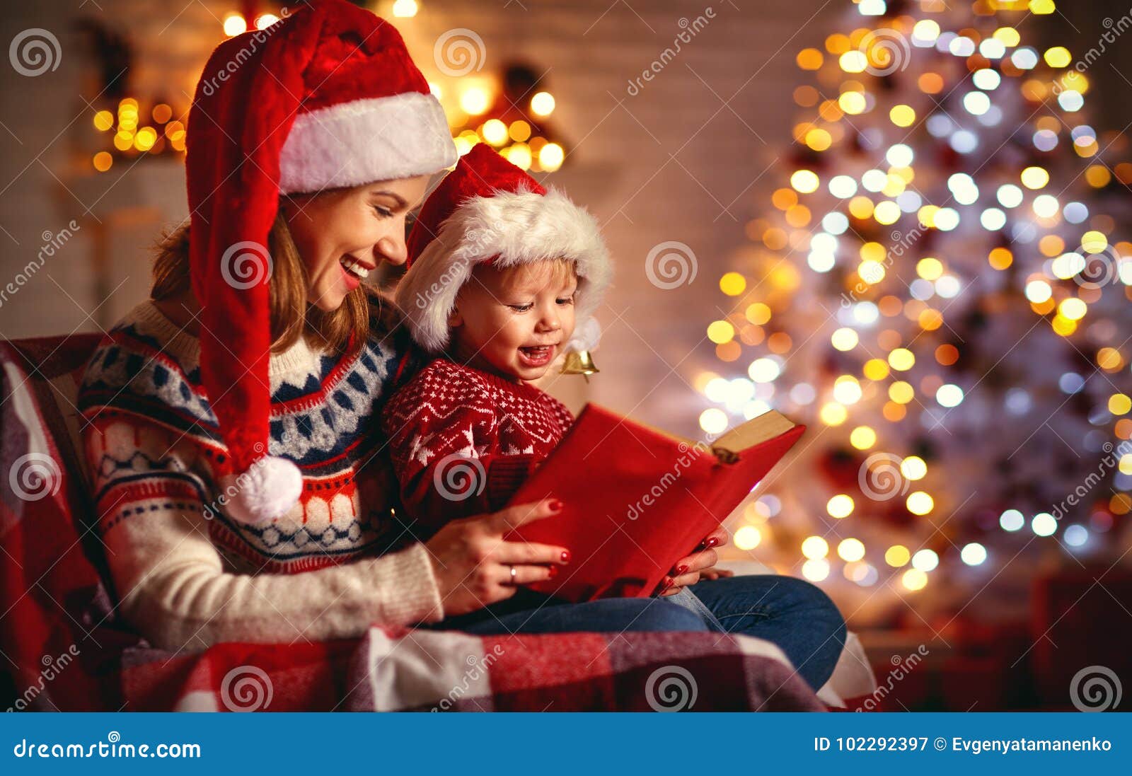 Noite De Natal Livro Mágico Da Leitura Da Mãe E Do Bebê Da Família Em Casa Imagem de Stock - Imagem de natal, livro: 102292397 Noite De Natal Livro Mágico Da Leitura Da Mãe E Do Bebê Da Família Em Casa Imagem de Stock - Imagem de natal, livro: 102292397