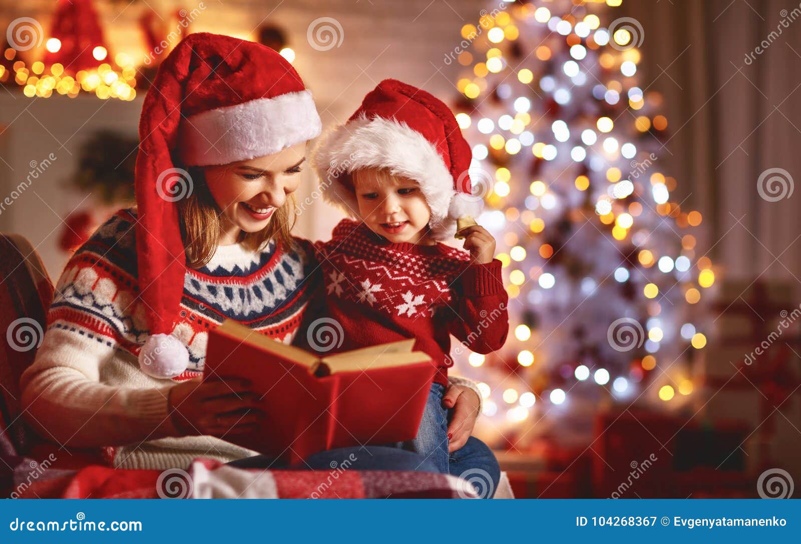 Noite De Natal Livro Mágico Da Leitura Da Mãe E Do Bebê Da Família Em Casa Imagem de Stock - Imagem de vermelho, dezembro: 104268367 Noite De Natal Livro Mágico Da Leitura Da Mãe E Do Bebê Da Família Em Casa Imagem de Stock - Imagem de vermelho, dezembro: 104268367