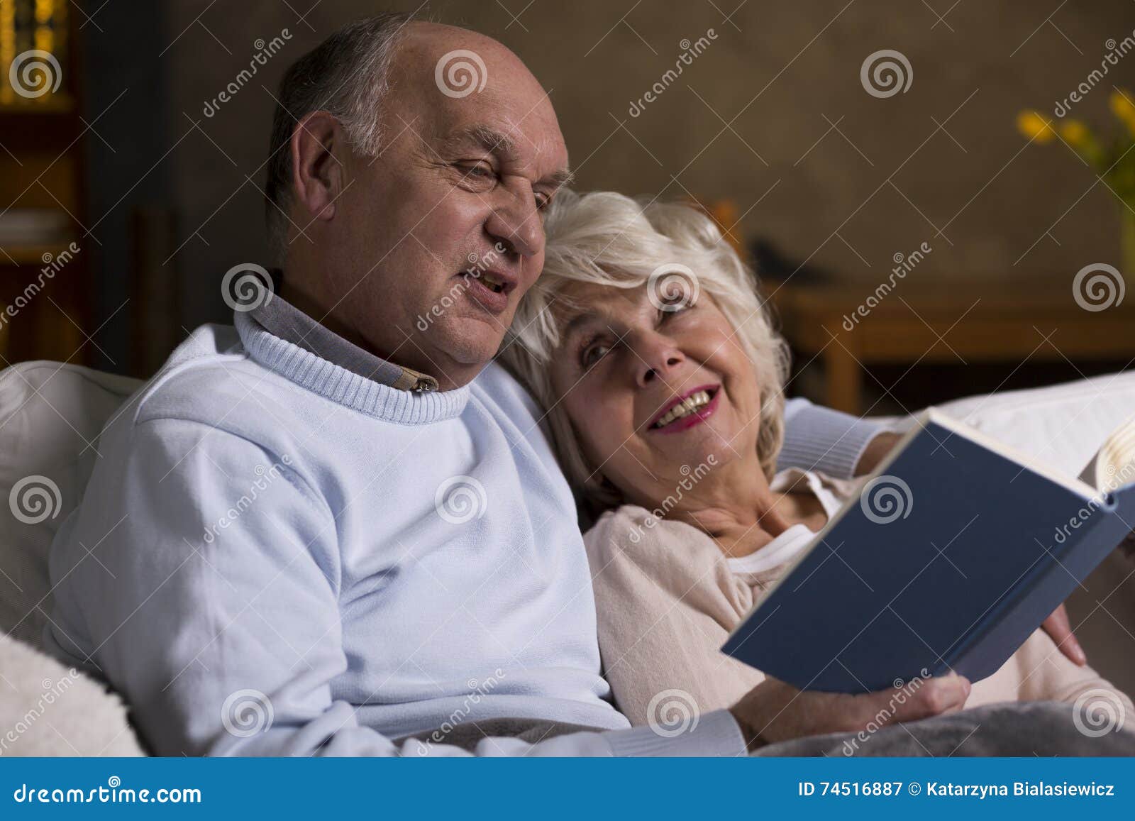 Старая жена читать полностью. Счастливые пенсионеры. Чтение в пожилом возрасте. Пожилые люди читают. Пожилые за чтением.