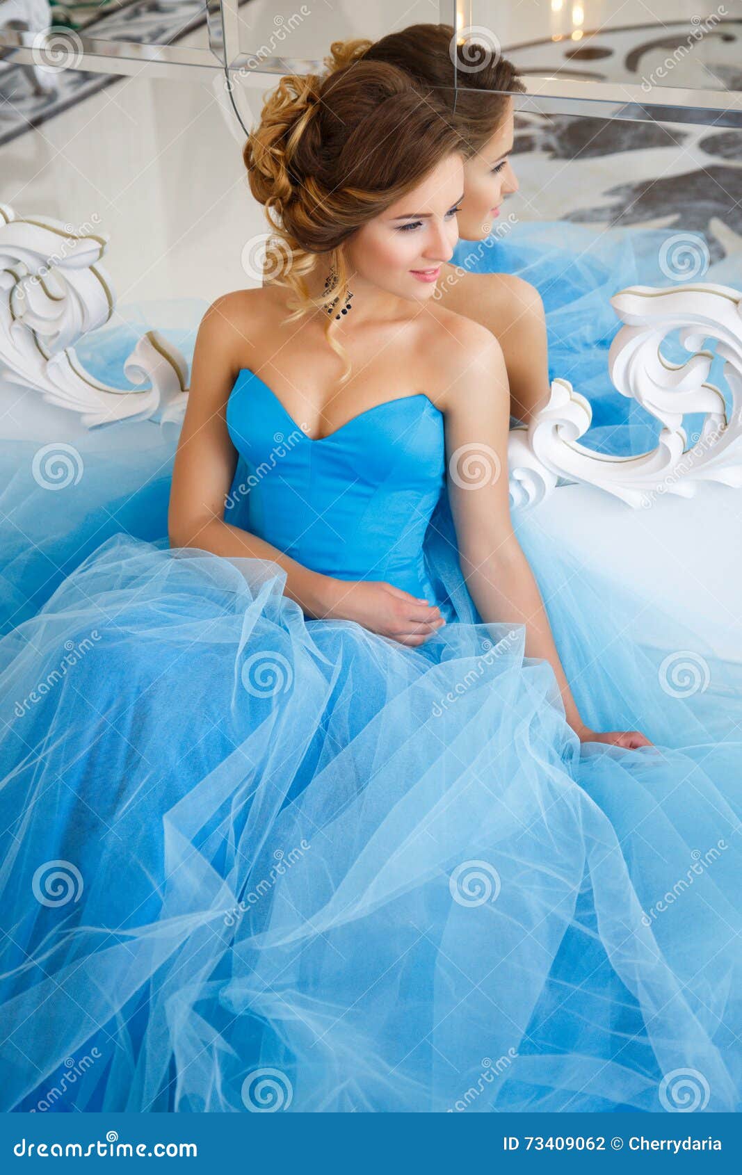 Noiva Bonita No Estilo Azul Lindo De Cinderella Do Vestido Imagem de Stock  - Imagem de luxo, cinderela: 73408661