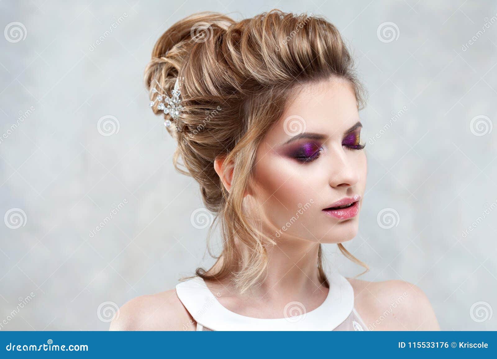 Noiva Bonita Nova Com Um Penteado Alto Elegante Penteado Do Casamento Com O  Acessório Em Seu Cabelo Foto de Stock - Imagem de beleza, charme: 115533176