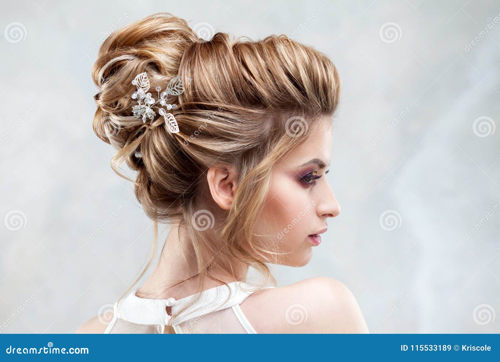 Noiva Bonita Nova Com Um Penteado Alto Elegante Penteado Do Casamento Com O  Acessório Em Seu Cabelo Imagem de Stock - Imagem de retrato, amor: 115533189