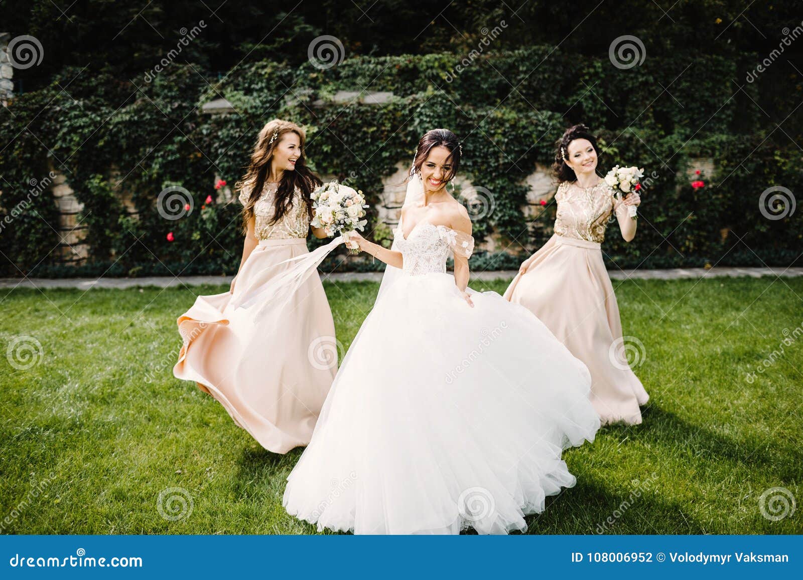 Noiva Com As Damas De Honra No Parque No Dia Do Casamento Foto de Stock -  Imagem de povos, cerimônia: 108006952