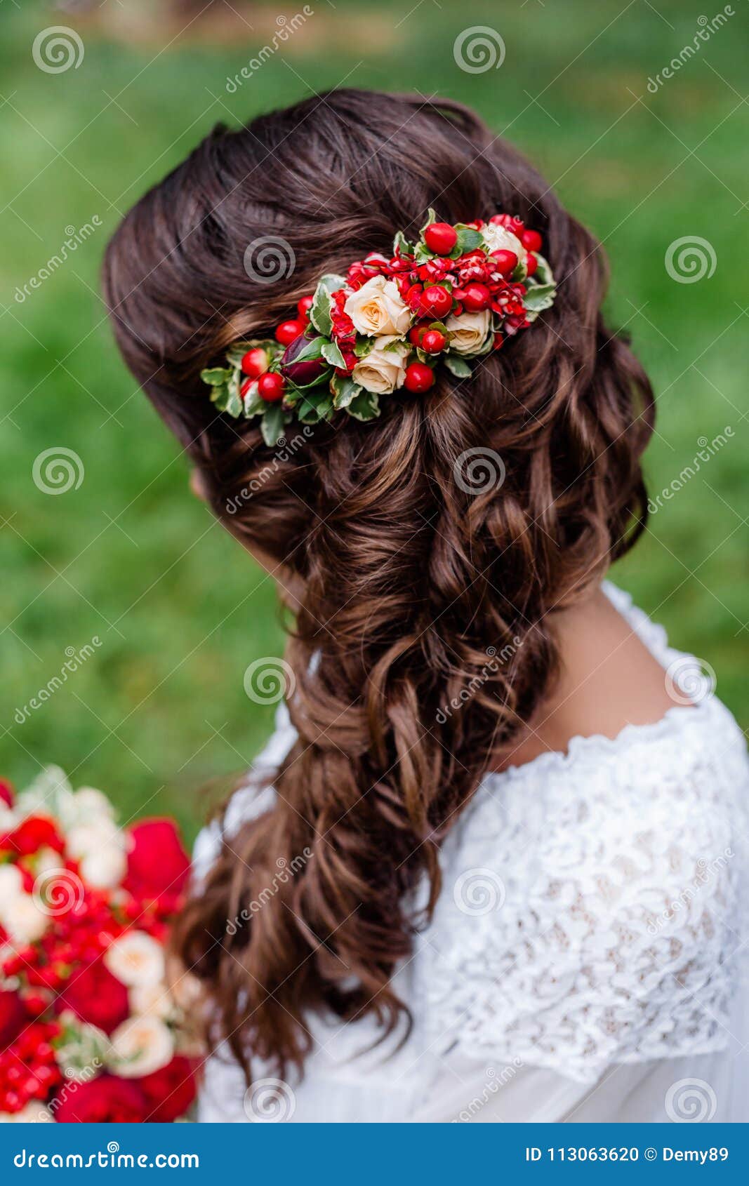 Noiva Com As Flores E Hortaliças Naturais Vermelhas Em Seu Cabelo Retrato  Da Jovem Mulher Atrativa Com Penteado Bonito E H à Moda Foto de Stock -  Imagem de caucasiano, grampo: 113063620