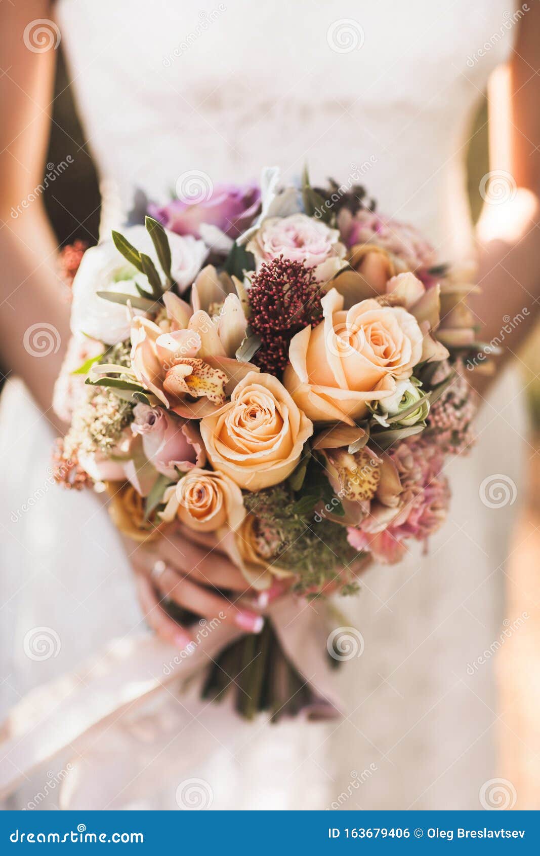 Noiva Com As Mãos Pequeno Buquê De Casamento Em Cor Laranja De Outono Foto  de Stock - Imagem de arranjo, bonito: 163679406