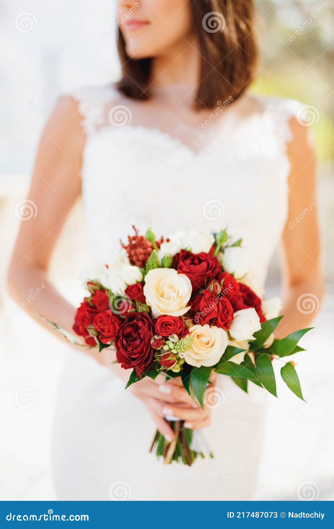 Noiva Com Um Belo Vestido Branco Segura Um Buquê De Rosas Vermelhas E  Cor-de-rosa Em Suas Mãos Imagem de Stock - Imagem de fundo, beleza:  217487073