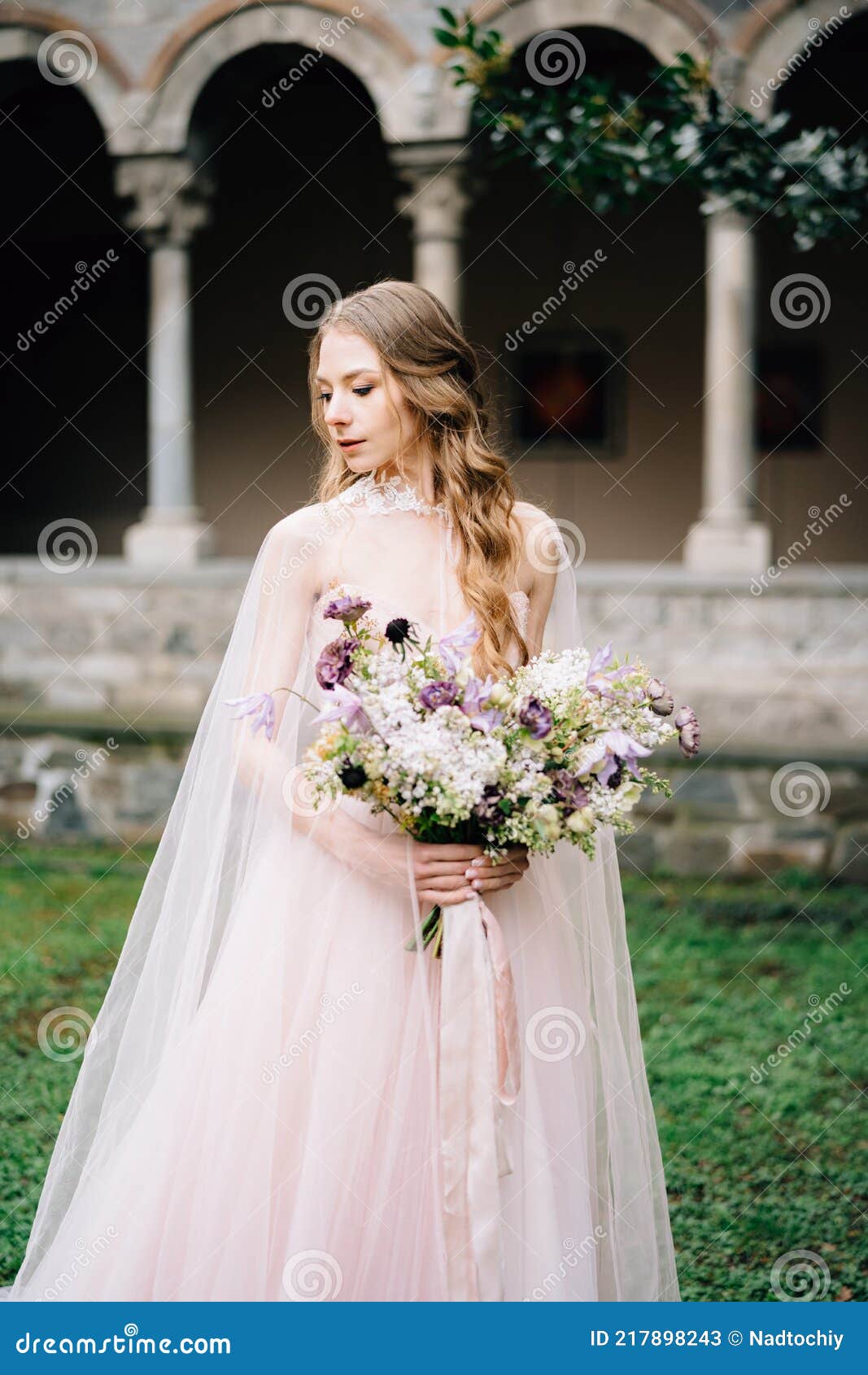 Noiva Com Um Belo Vestido Com Um Buquê De Flores Num Jardim Verde Contra O  Fundo De Um Antigo Edifício No Lago Imagem de Stock - Imagem de casado,  vila: 217898243