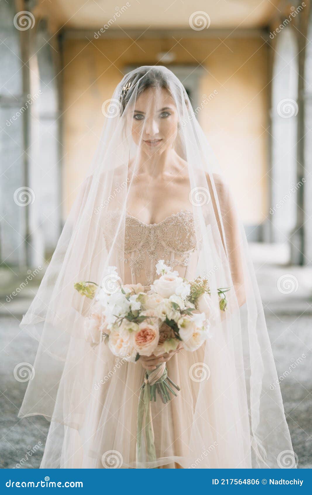 Noiva Com Um Vestido De Noiva E Um Véu Com Um Buquê Num Antigo Terraço Com  Colunas. Lago Como Foto de Stock - Imagem de rosas, floral: 217564806