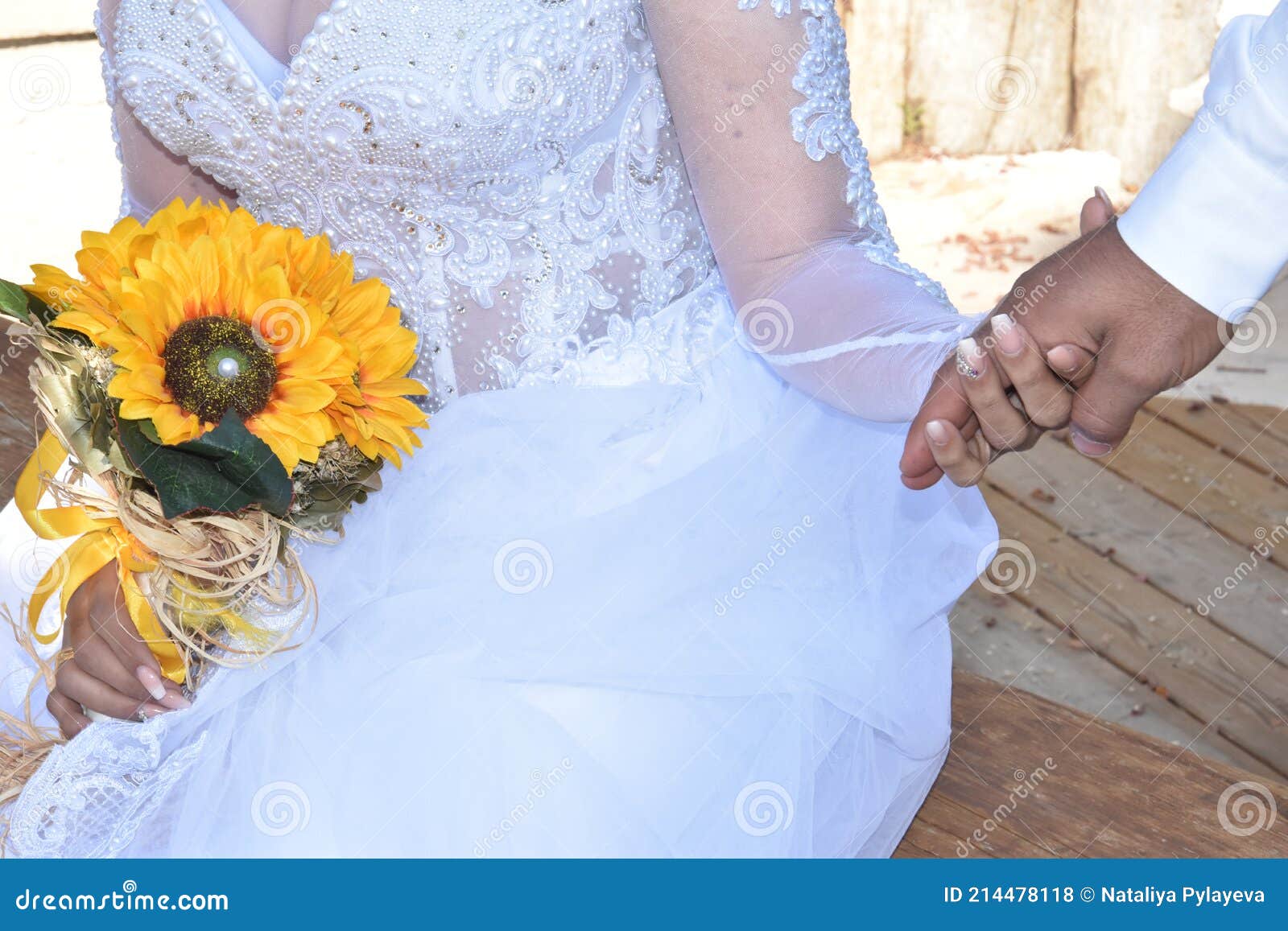 A Noiva De Vestido Branco Com Um Buquê De Girassóis Amarelos Segura a Mão  Do Noivo. Sem Rostos Foto de Stock - Imagem de beleza, vestido: 214478118