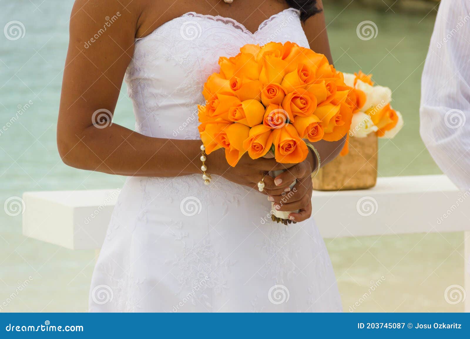 Noiva De Vestido Branco Segurando Buquê Laranja Imagem de Stock - Imagem de  anel, fêmea: 203745087