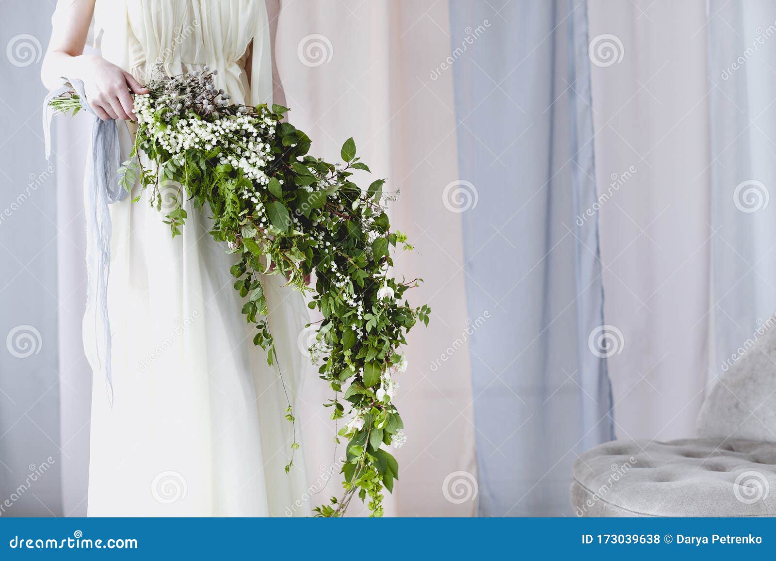 Noiva De Vestido Delicado Com Buquê Unusial De Flores Brancas Pequenas Foto  de Stock - Imagem de cortina, forma: 173039638
