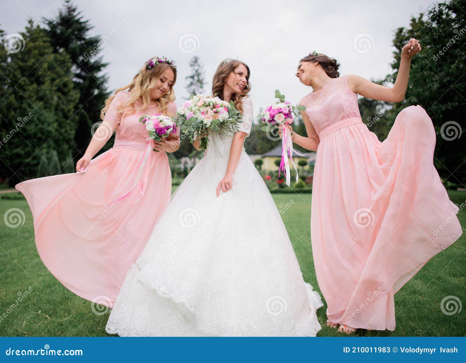 Noiva E Damas De Honra Jovens Mulheres Bonitas Nos Vestidos Imagem de Stock  - Imagem de vestido, atrativo: 149976805