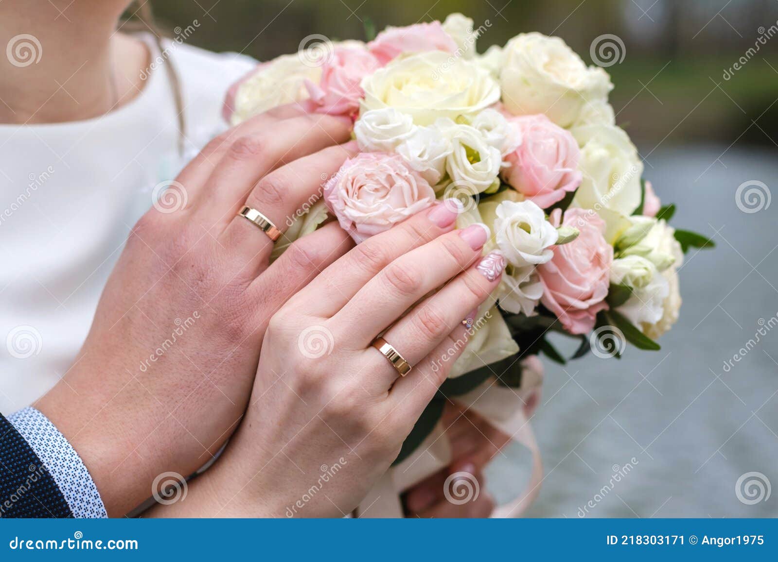 Noiva E Noiva Que Seguram O Buquê De Noiva De Rosas Juntas. Anéis De  Casamento Em Um Dedo Imagem de Stock - Imagem de posse, alegria: 218303171