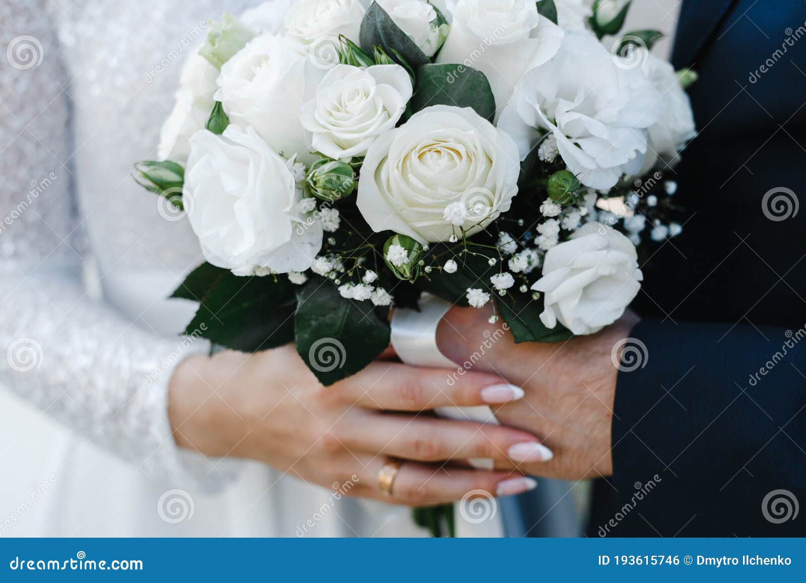 Noiva E Noiva Seguram Um Buquê De Noivas De Rosas Brancas Foto de Stock -  Imagem de fêmea, posse: 193615746