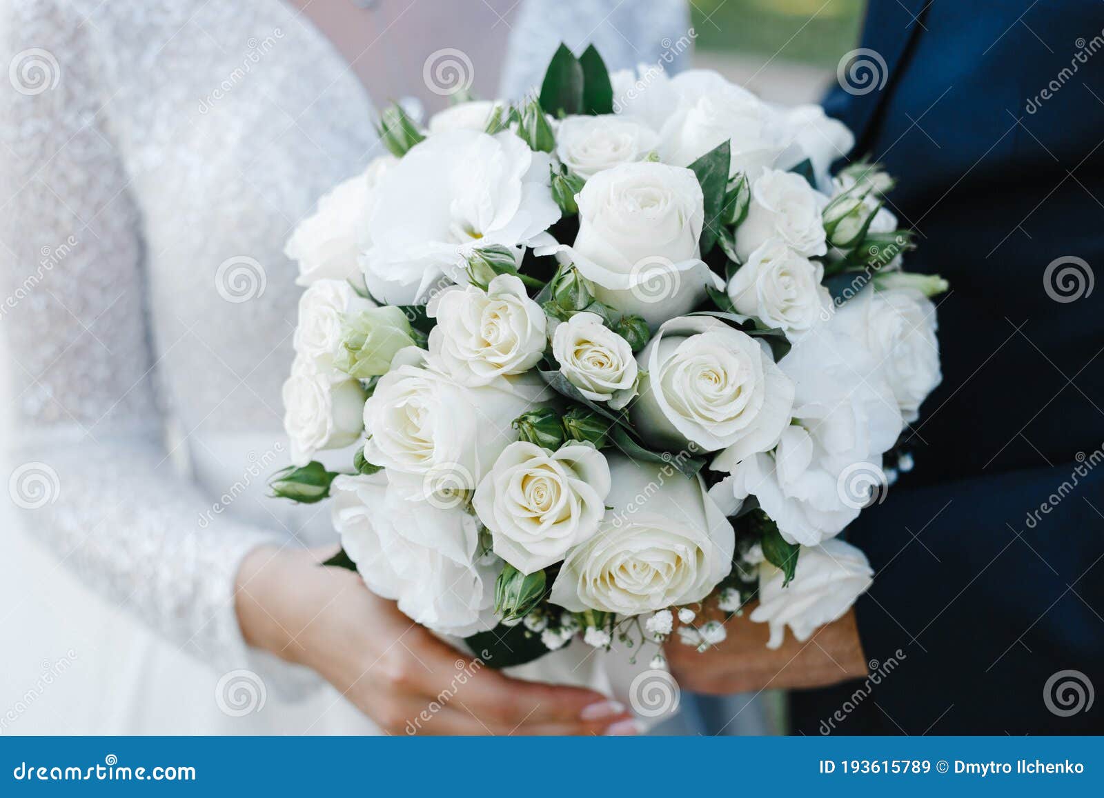 Noiva E Noiva Seguram Um Buquê De Noivas De Rosas Brancas Imagem de Stock -  Imagem de evento, esposa: 193615789