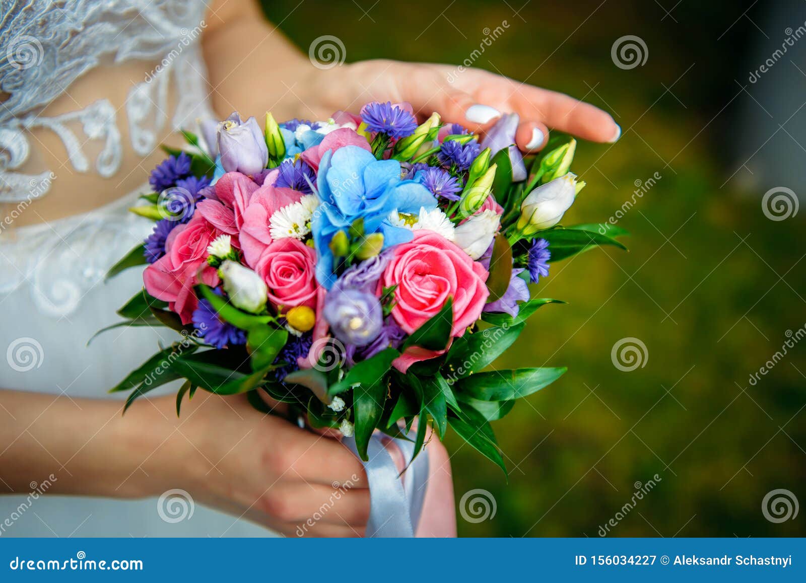 Noiva Elegante Em Um Vestido Branco Segura Um Buquê De Casamento Incomum  Delicado Bouquet De Flores Diferentes Imagem de Stock - Imagem de evento,  flor: 156034227