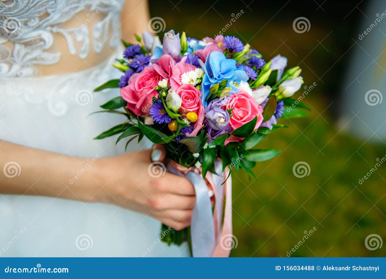 Noiva Elegante Em Um Vestido Branco Segura Um Buquê De Casamento Incomum  Delicado Bouquet De Flores Diferentes Foto de Stock - Imagem de verde,  estiloso: 156034488