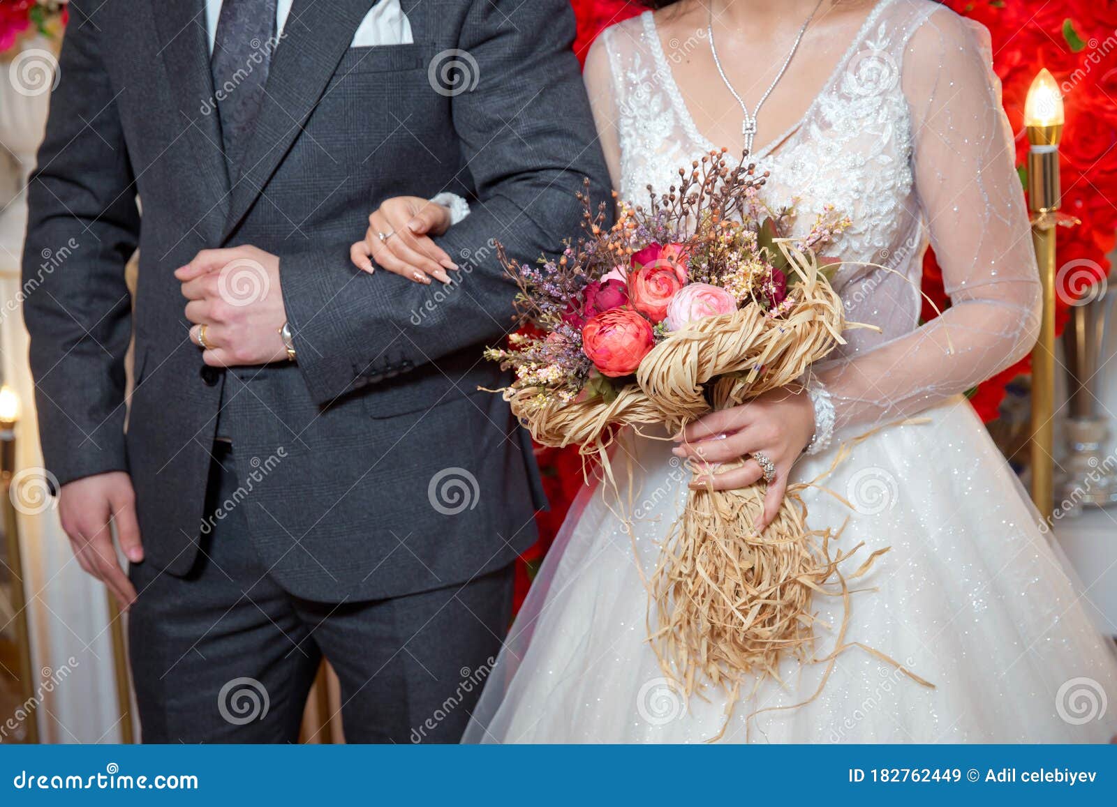 A Noiva Entrou Na Axila Dos Noivos E Segurou Um Buquê De Flores . Bouquet De  Flores De Algodão, De Trigo, De Coral Seco Imagem de Stock - Imagem de  noivo, vestido: 182762449