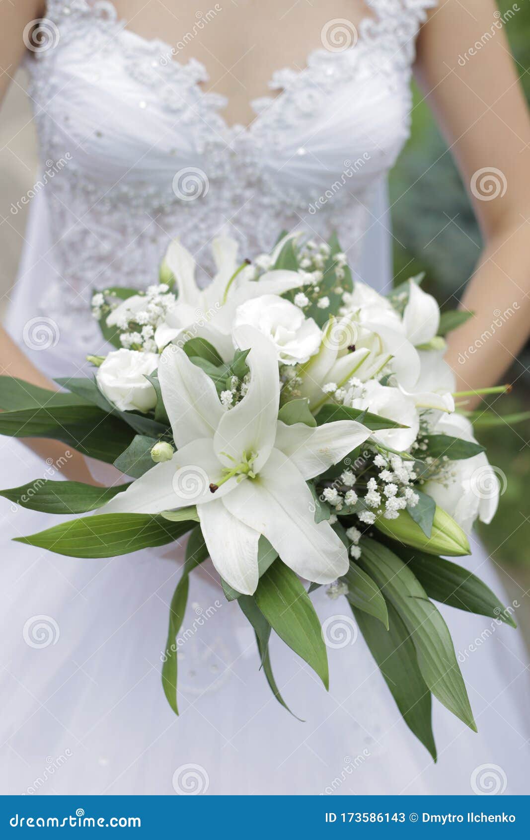 A Noiva Está Segurando Um Buquê De Noiva De Lírios Brancos Imagem de Stock  - Imagem de noiva, fundo: 173586143