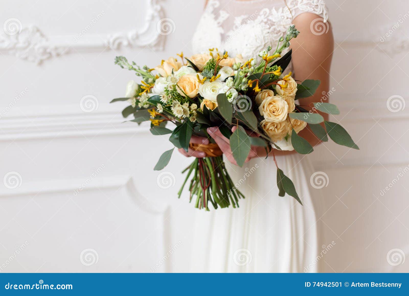 Noiva Que Guarda Um Ramalhete Das Flores Em Um Estilo Rústico, Ramalhete Do  Casamento Imagem de Stock - Imagem de ombros, tendência: 74942501