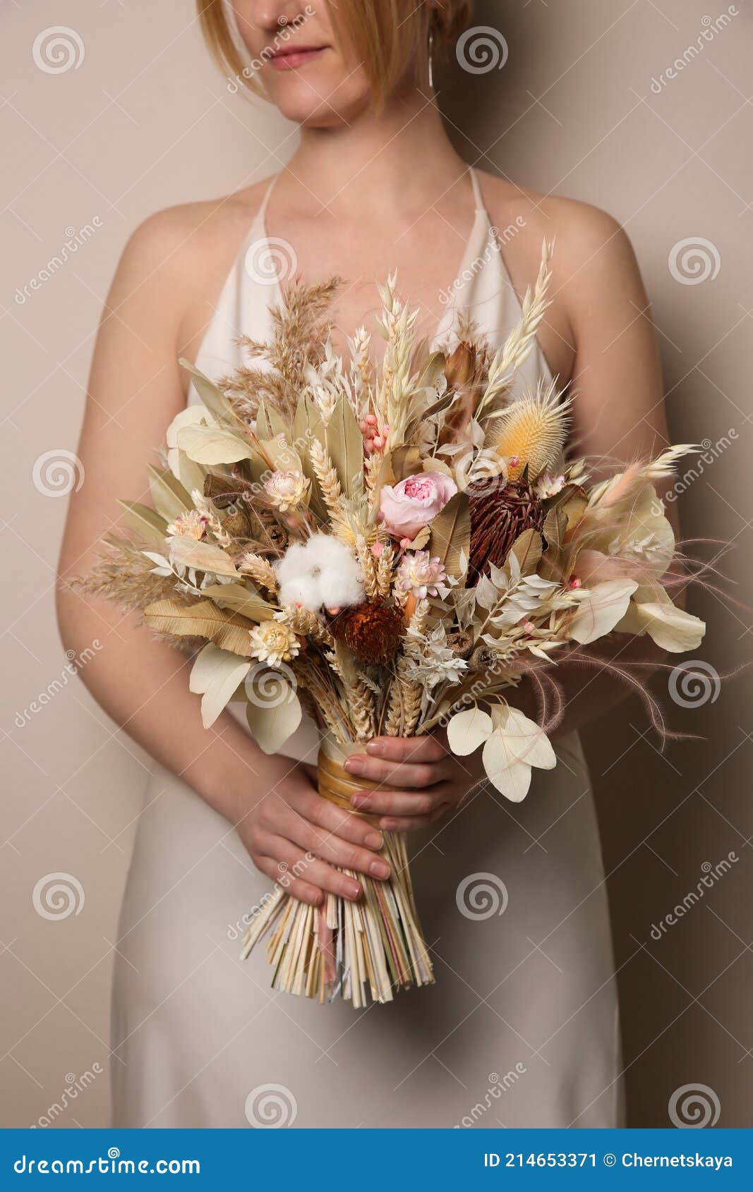 Noiva Que Segura Belo Buquê De Flores Secas Em Fundo Bege Fechado Imagem de  Stock - Imagem de cerimônia, folhas: 214653371