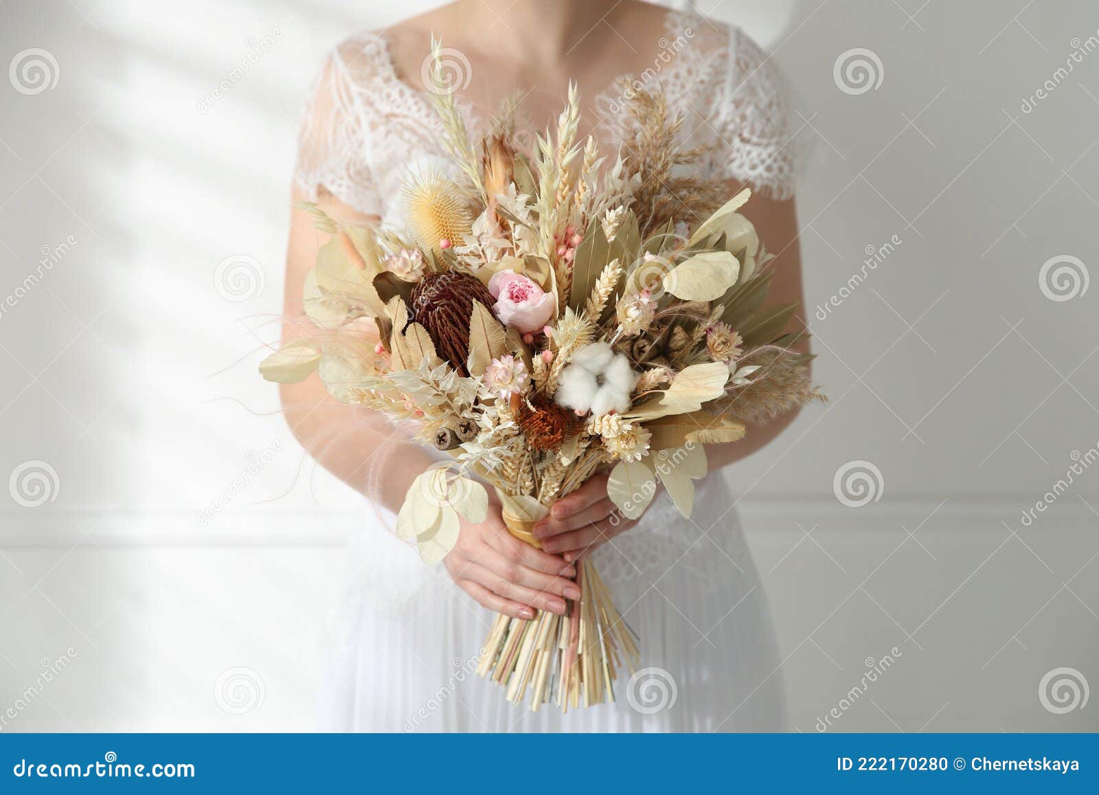 Noiva Que Segura Um Belo Buquê De Flores Secas No Armário Da Casa Foto de  Stock - Imagem de decorativo, adulto: 222170280