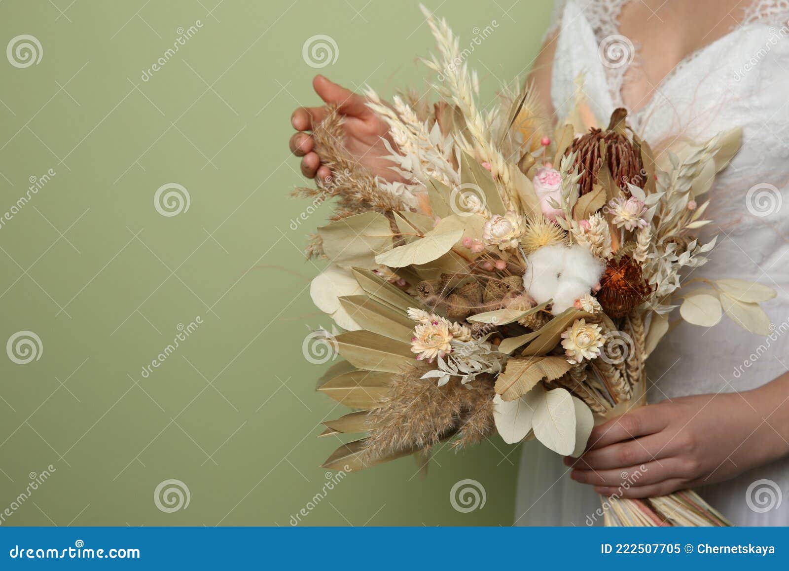 Noiva Que Segura Um Belo Buquê De Flores Secas Numa Armação Verde. Espaço  Para Texto Imagem de Stock - Imagem de diferente, pessoa: 222507705