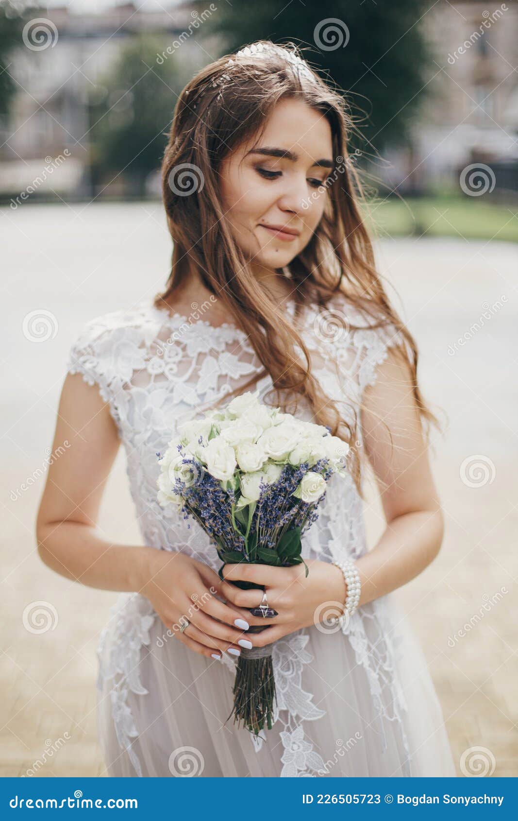 Noiva Sensual De Vestido Estiloso Com Bouquet De Casamentos De Rosas E  Lavanda. Casamento De Provação. Bela Noiva De Estilo Imagem de Stock -  Imagem de bonito, luxo: 226505723