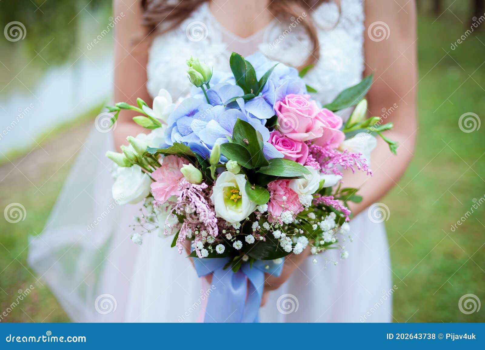 A Noiva Tem Um Belo Buquê De Flores Azuis E Verdes Cor-de-rosa E Flores De  Casamento Nas Mãos De Seu Fundo Verde. Foto de Stock - Imagem de hidrangea,  presente: 202643738