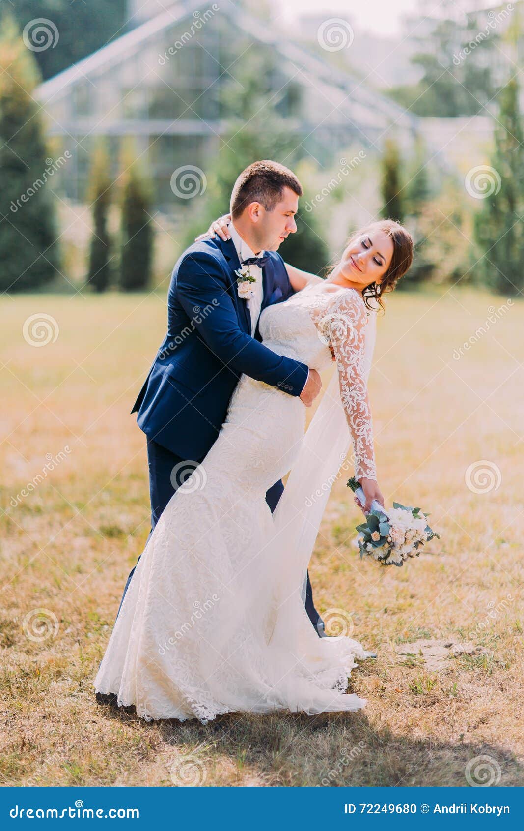 vestido de noiva e terno