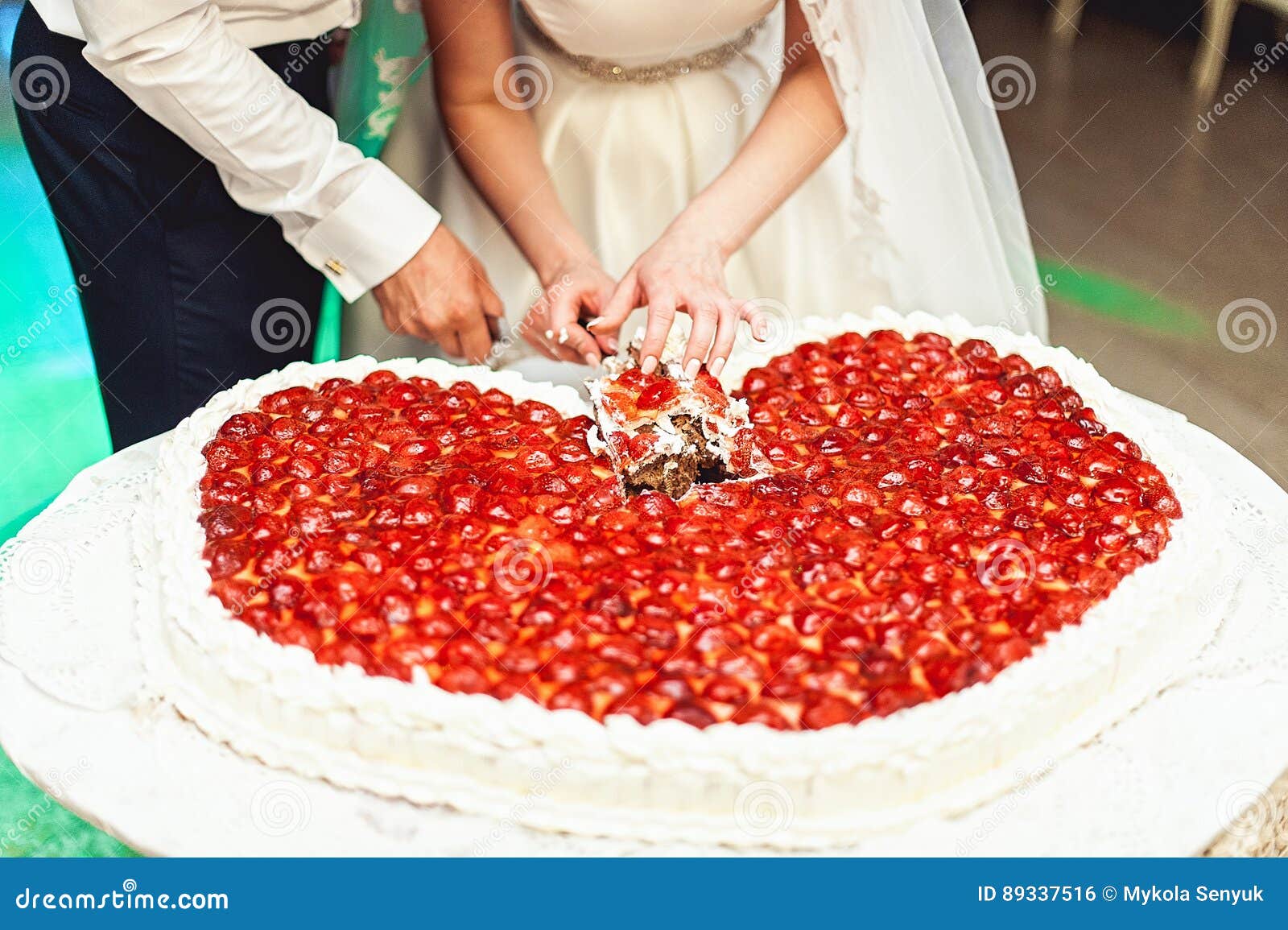 Noivos Que Cortam O Bolo De Chocolate Grande Do Casamento Na Forma