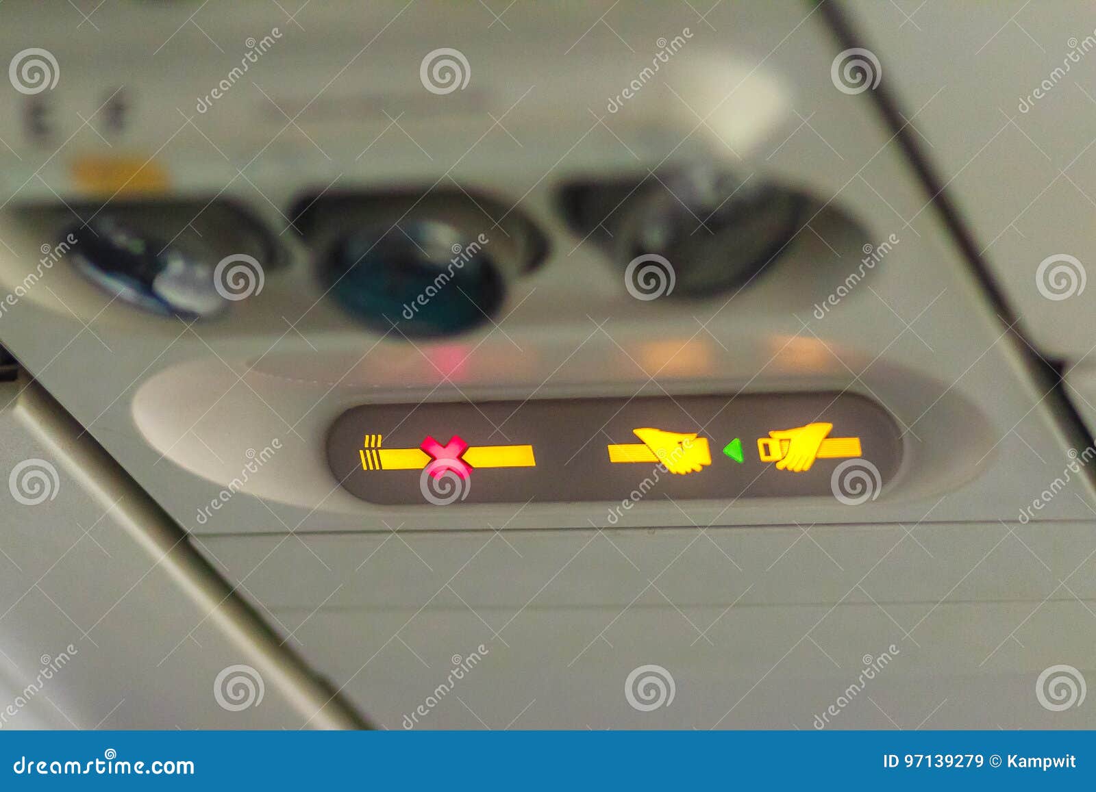 Non-fumeurs Et Attachez Le Signe De Ceinture De Sécurité à L'intérieur D'un Avion  Attachez Image stock - Image du lumière, above: 97139279