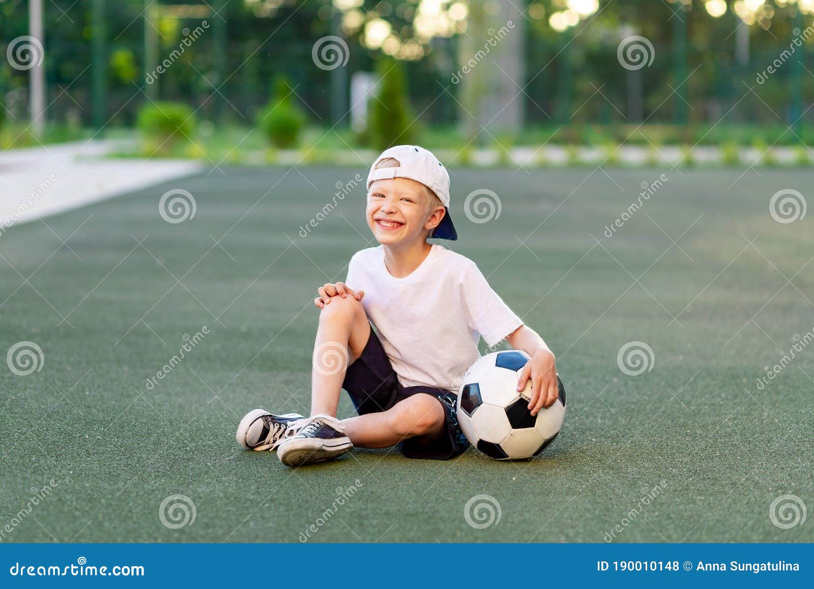 Entrenamiento de fútbol para niños. Sesión Foto de stock 1100557307