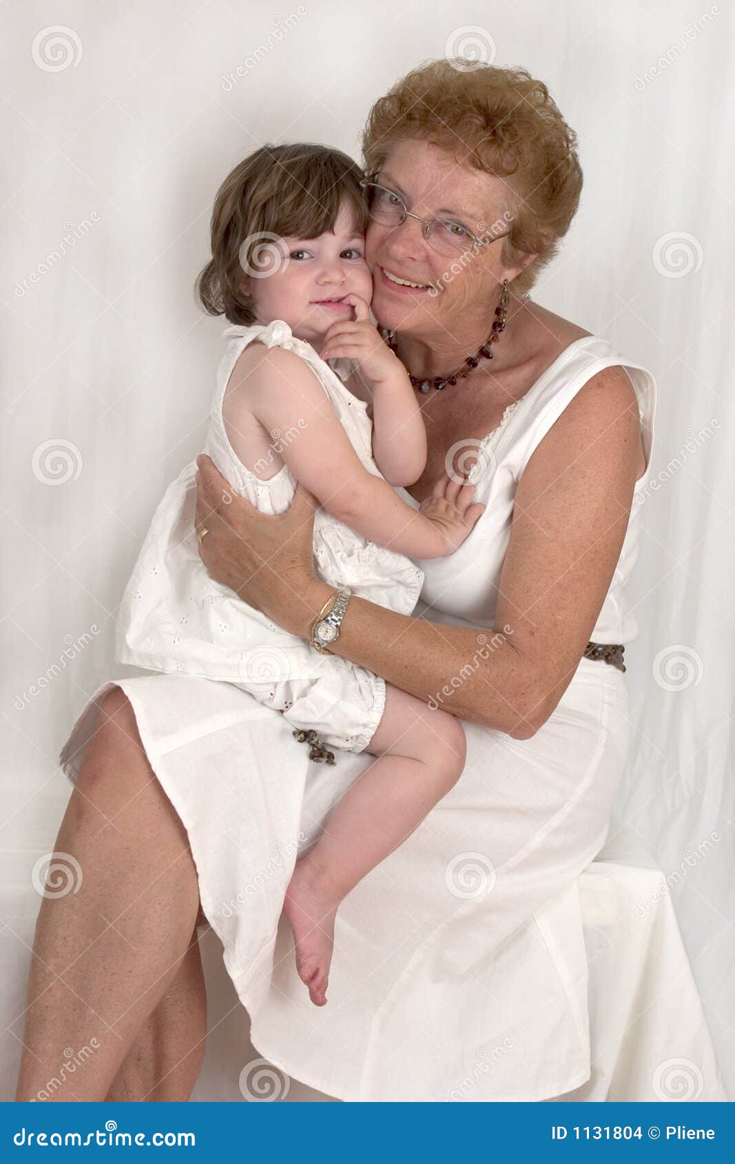 Nonna e nipote felici (3). Nonna felice con la loro nipote. :: Dia prego un'occhiata alla mia altra foto con questi modelli - anche disponibili includendo il nonno::