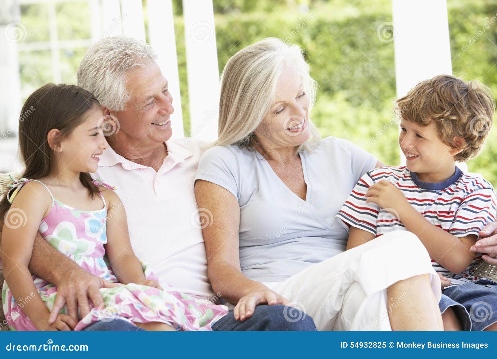Nipoti Che Trattano Male I Nonni Nonni Che Si Siedono Outisde Con I Nipoti Immagine Stock - Immagine di