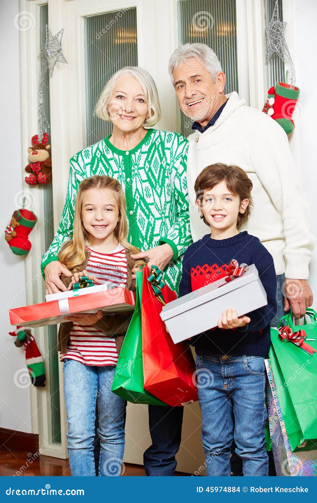 Regali Di Natale Nonni.Nonni Con I Nipoti Ed I Regali A Natale Fotografia Stock Immagine Di Generazioni Vivere 45974884