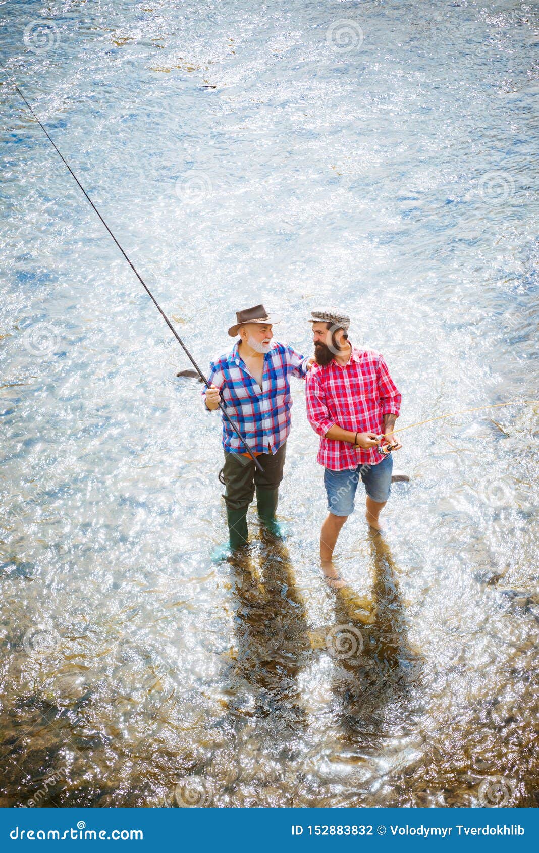Le Canne Influiscono Sull Erezione Nonno E Nipote Felici Con Le Canne Da Pesca Sull'ancoraggio Del Fiume