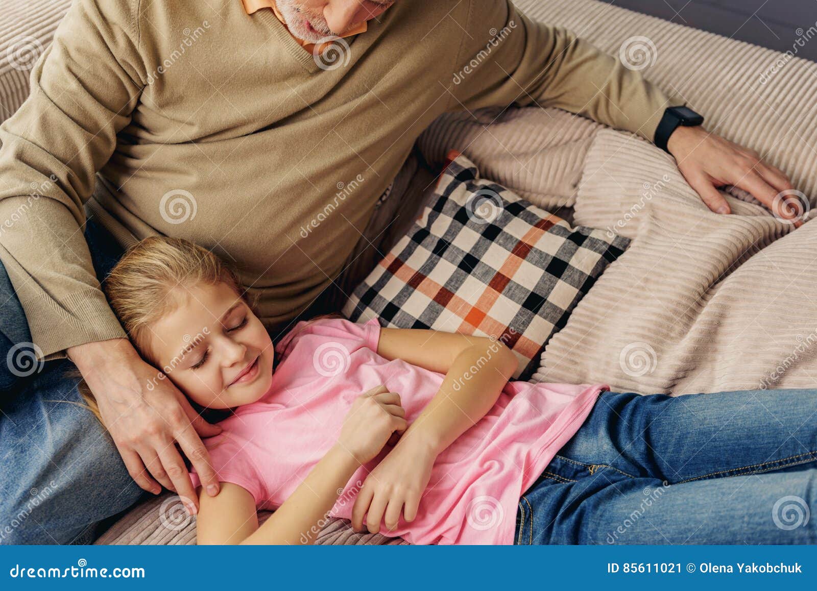 Father sleep daughter. Внучка на коленях у дедушки. Дед и внучка на диване. Дедушка и внучка на диване фото.