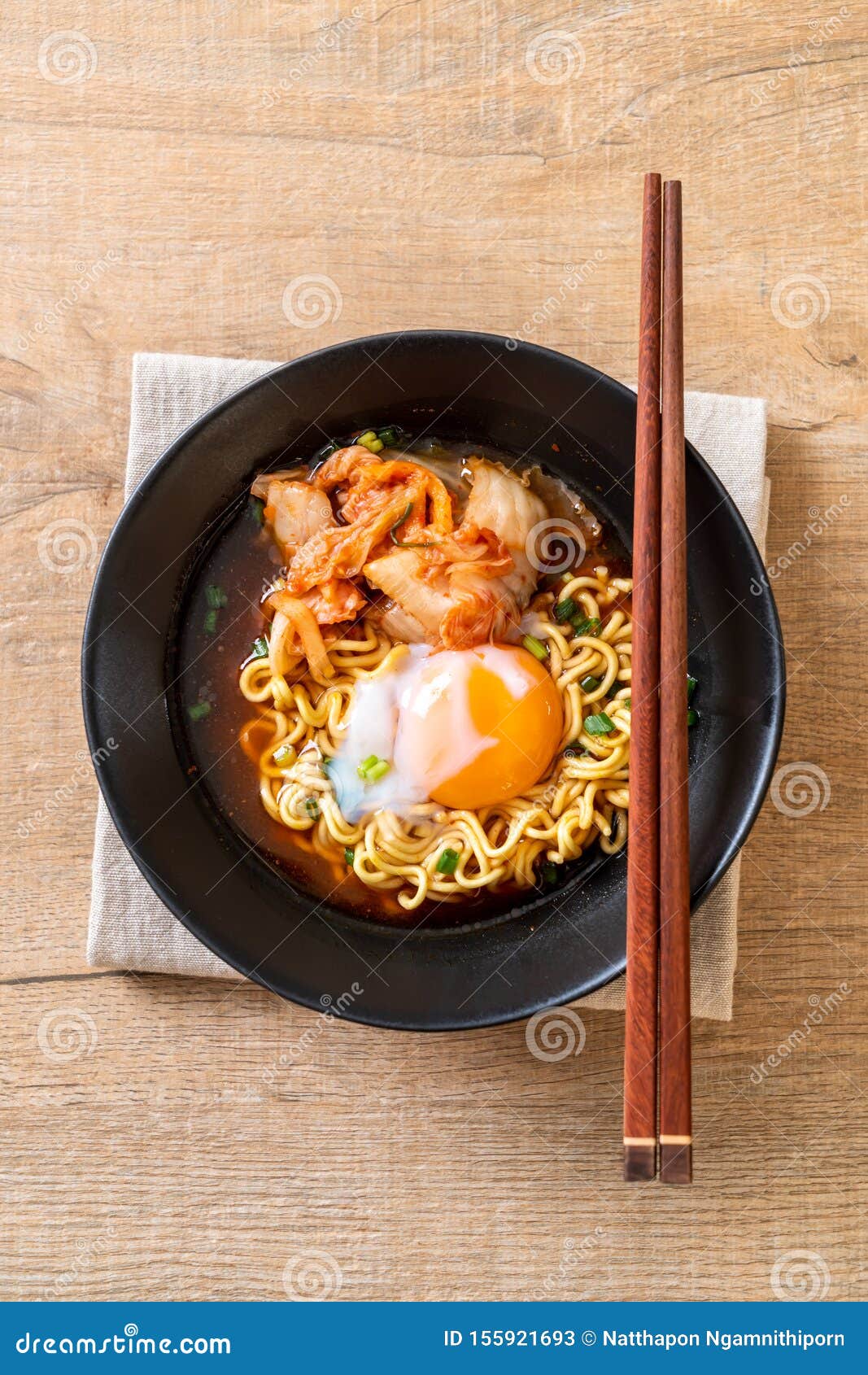 Noodles Istantanei Coreani Con Kimchi E Uova Immagine Stock - Immagine di  verde, cipolla: 155921693