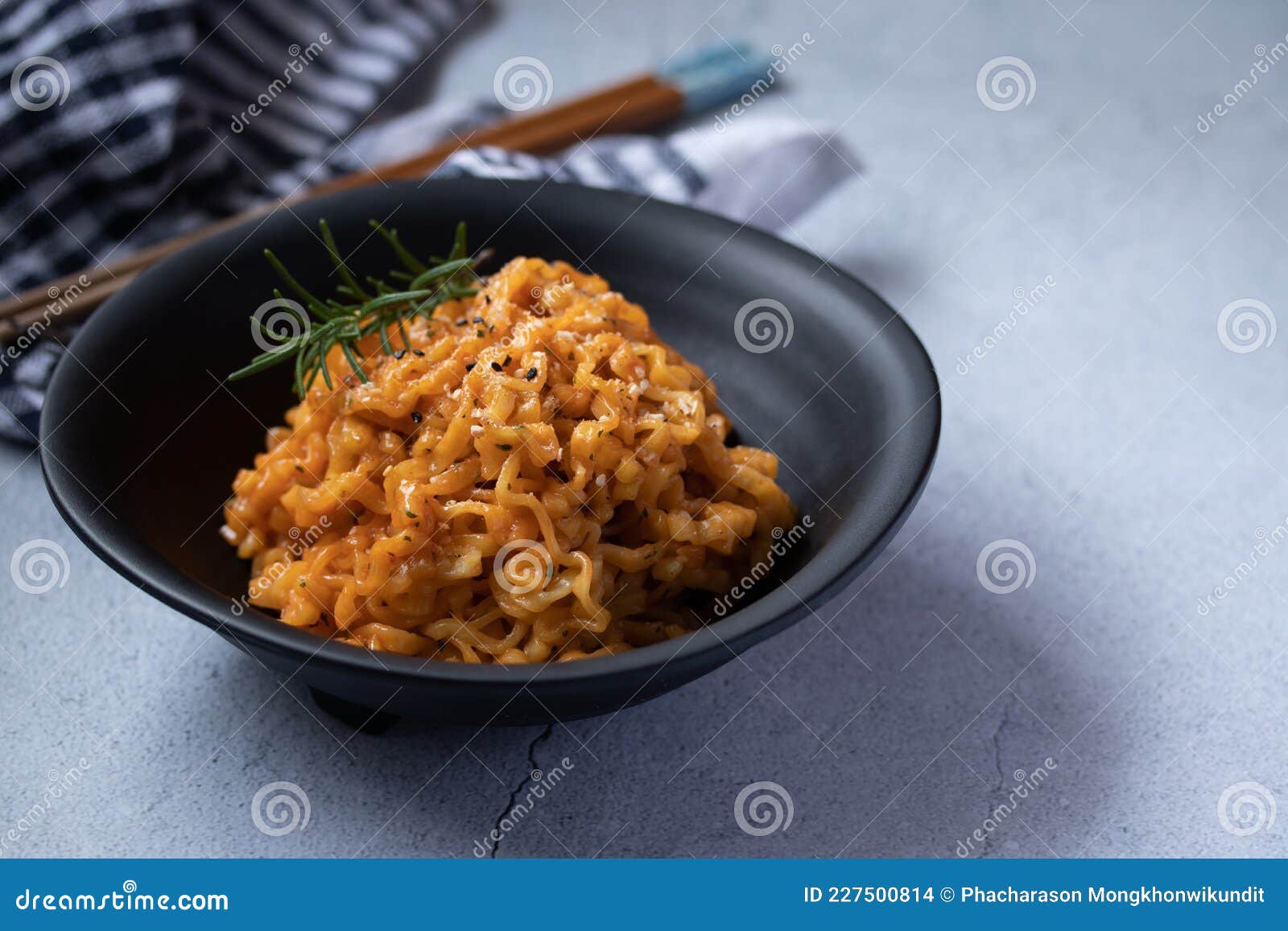 Noodles Istantanei Coreano Al Formaggio in Una Tazza Nera Fotografia Stock  - Immagine di giapponese, prosciutto: 227500814
