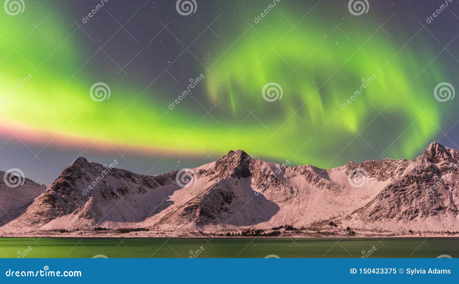 Noordelijke lichten, Senja Noorwegen. Noordelijke lichten die in het Senja-gebied van Noorwegen in Januari 2019 worden gefotografeerd