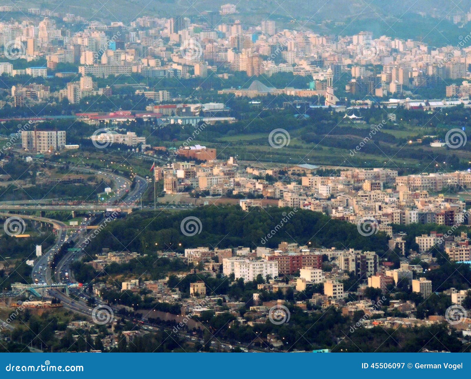 Norr östliga Teheran bostads- byggnader, parkerar och huvudvägar. Horisont av norr östliga Teheran från det Milad tornet
